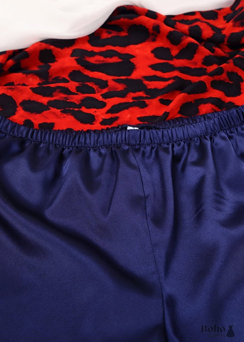 Pijama bohemio de satén Francine en azul marino, marrón y negro.